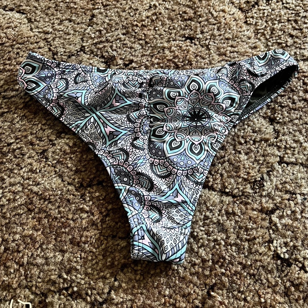Bathing suit bottoms Small